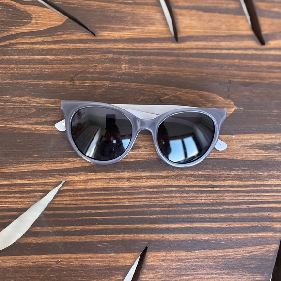 Ted Baker Sunglasses. - Picture 2 of 7